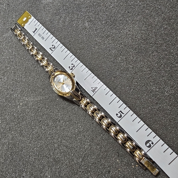 Armitron Now Ladies Quartz Watch Oval Shaped Silver Gold Tone Working 75/3313TT - Picture 10 of 10